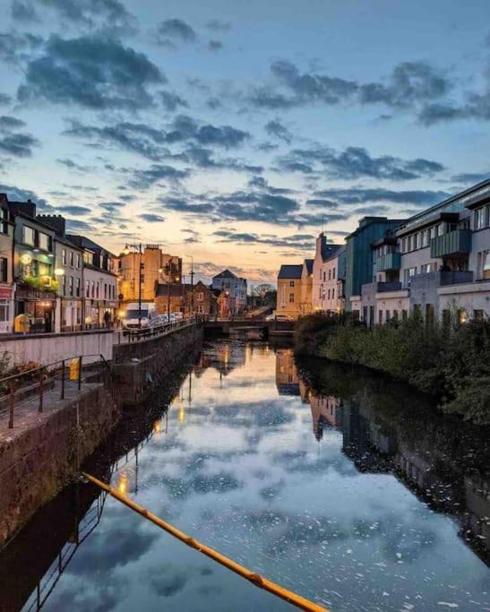 Modern Canal View Home, In City Centre, Sleeps 8 Galway Exteriör bild